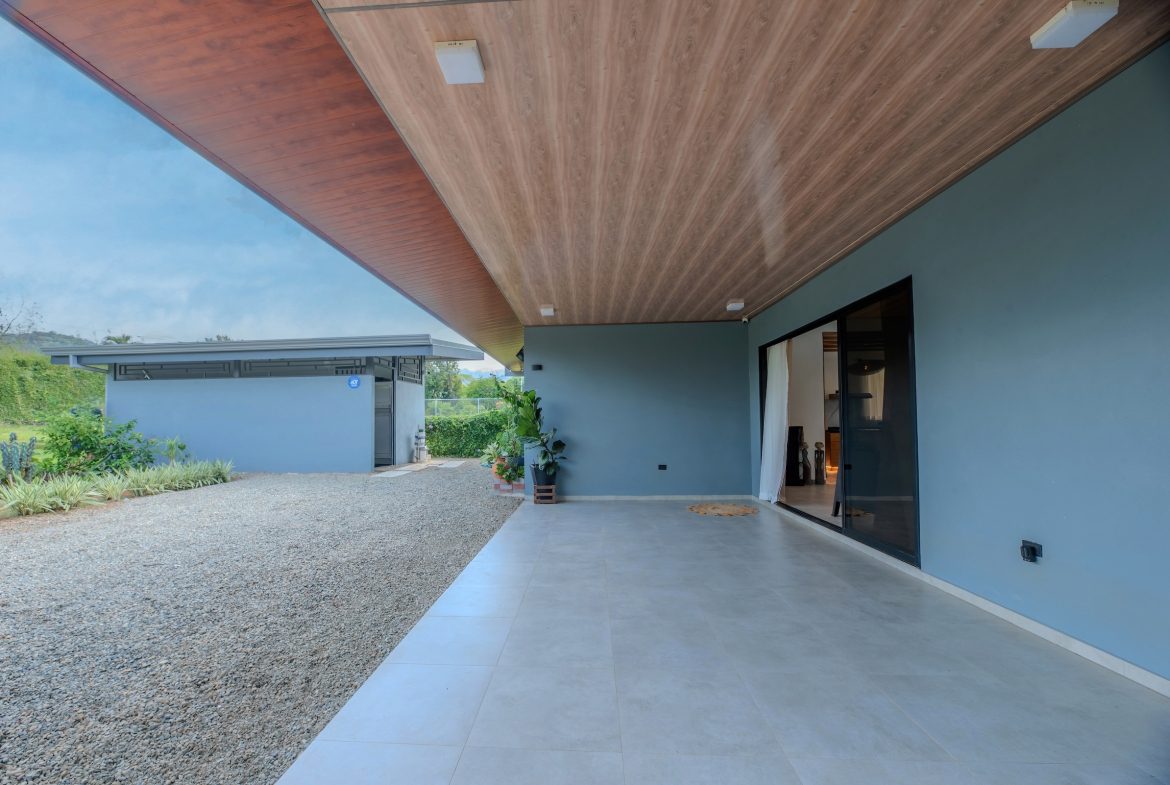 PROPERTY WITH THREE BEDROOMS AND POOL, IN VILLA NUEVA QUEPOS – 0.38 ACRES