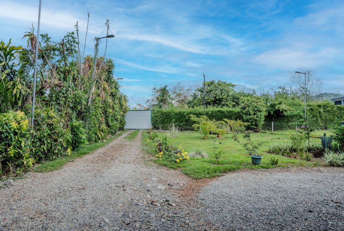 PROPERTY WITH THREE BEDROOMS AND POOL, IN VILLA NUEVA QUEPOS – 0.38 ACRES