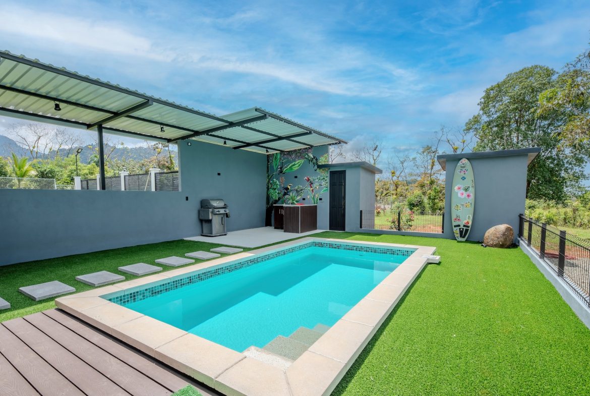 PROPERTY WITH THREE BEDROOMS AND POOL, IN VILLA NUEVA QUEPOS – 0.38 ACRES