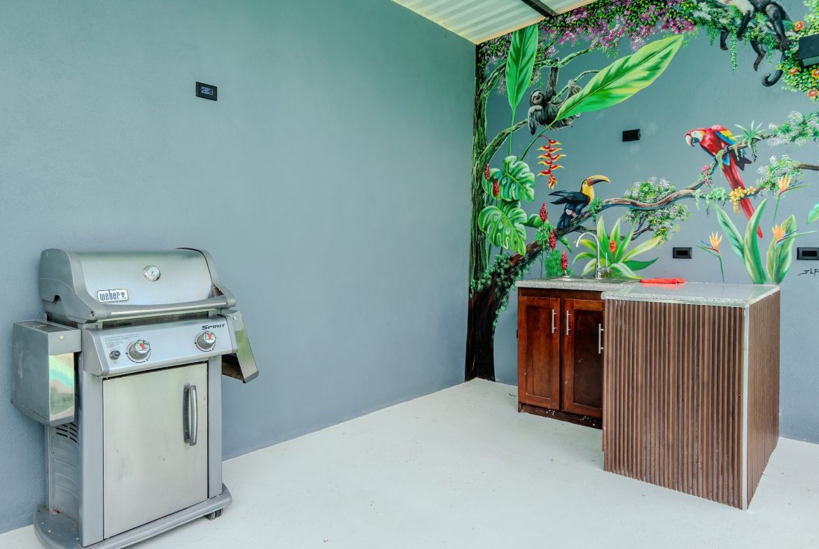 PROPERTY WITH THREE BEDROOMS AND POOL, IN VILLA NUEVA QUEPOS – 0.38 ACRES