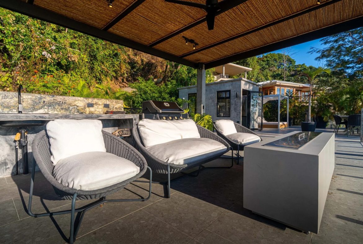 CASA MOON LUXURY PROPERTY WITH FOUR BEDROOMS AND AMAZING SUNSET VIEWS, IN QUEPOS – 0.61 ACRES