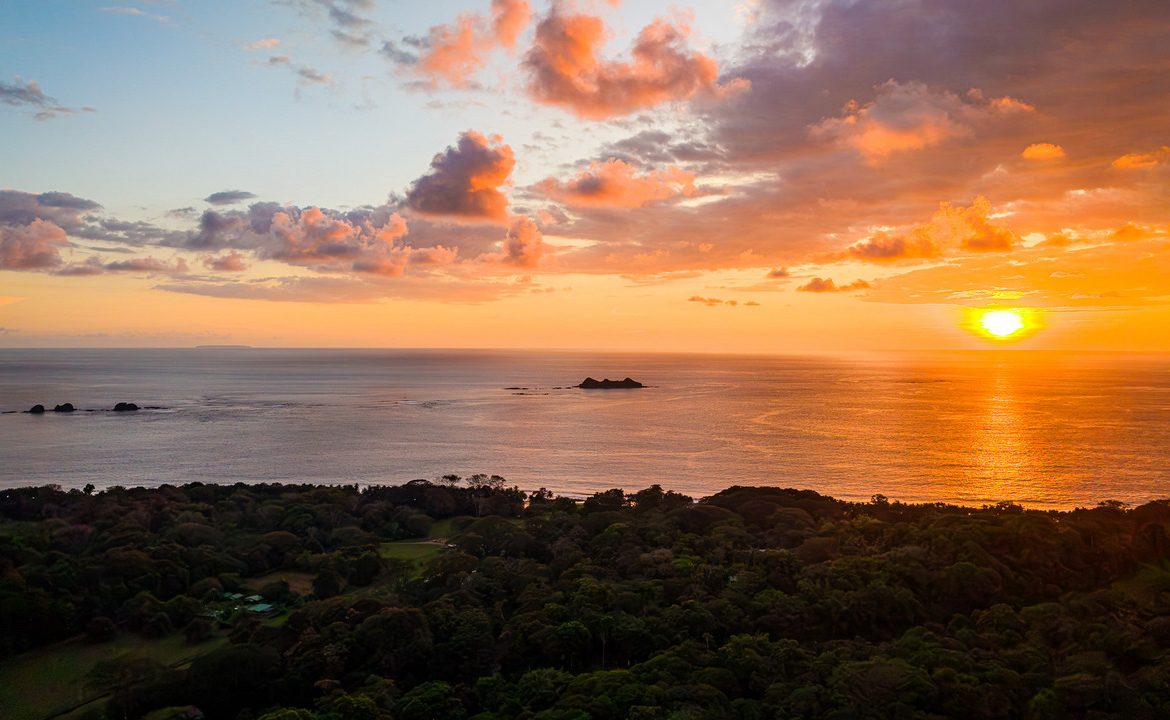 MOUNTAIN PROPERTY WITH FOUR BEDROOMS AND PANORAMIC OCEAN VIEWS, IN BALLENA – 2 ACRES