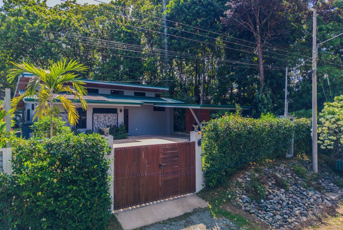 PROPERTY WITH TWO BEDROOMS WITH A PRIVATE CREEK, IN UVITA CENTER – 0.29 ACRES