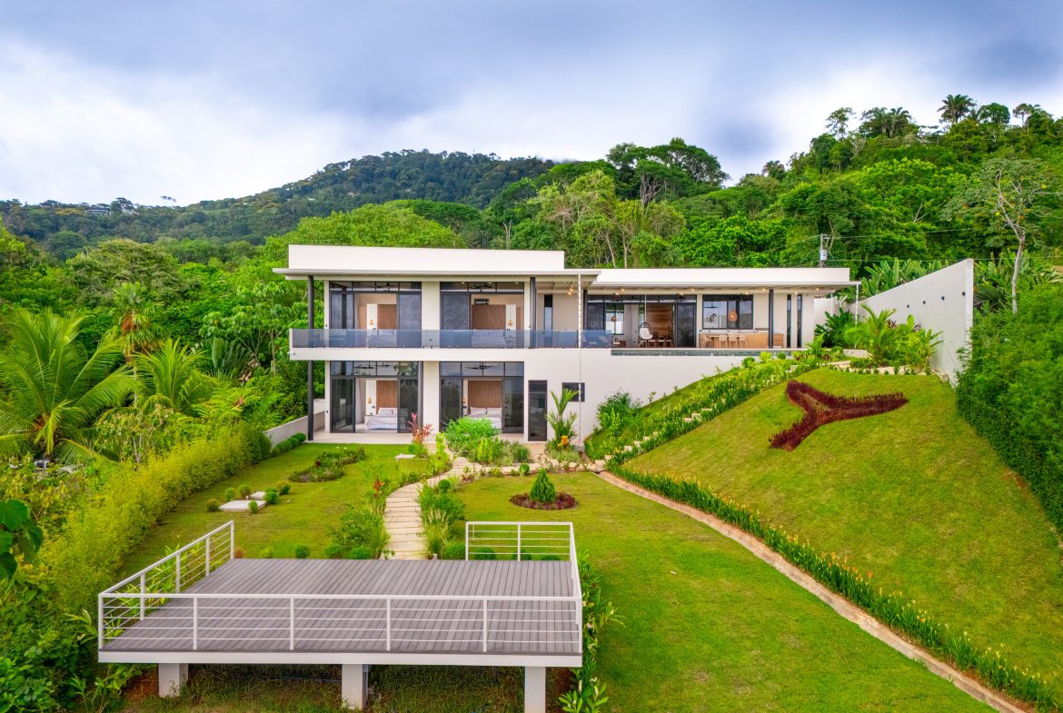 LUXURY PROPERTY WITH FOUR BEDROOMS AND OCEAN VIEWS, IN UVITA JARDINES DEL MORETE – 0.70 ACRES