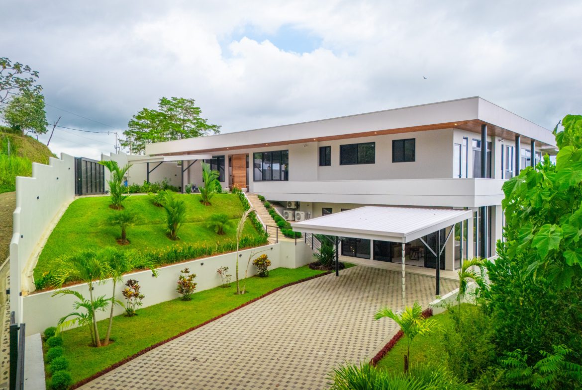 LUXURY PROPERTY WITH FOUR BEDROOMS AND OCEAN VIEWS, IN UVITA JARDINES DEL MORETE – 0.70 ACRES