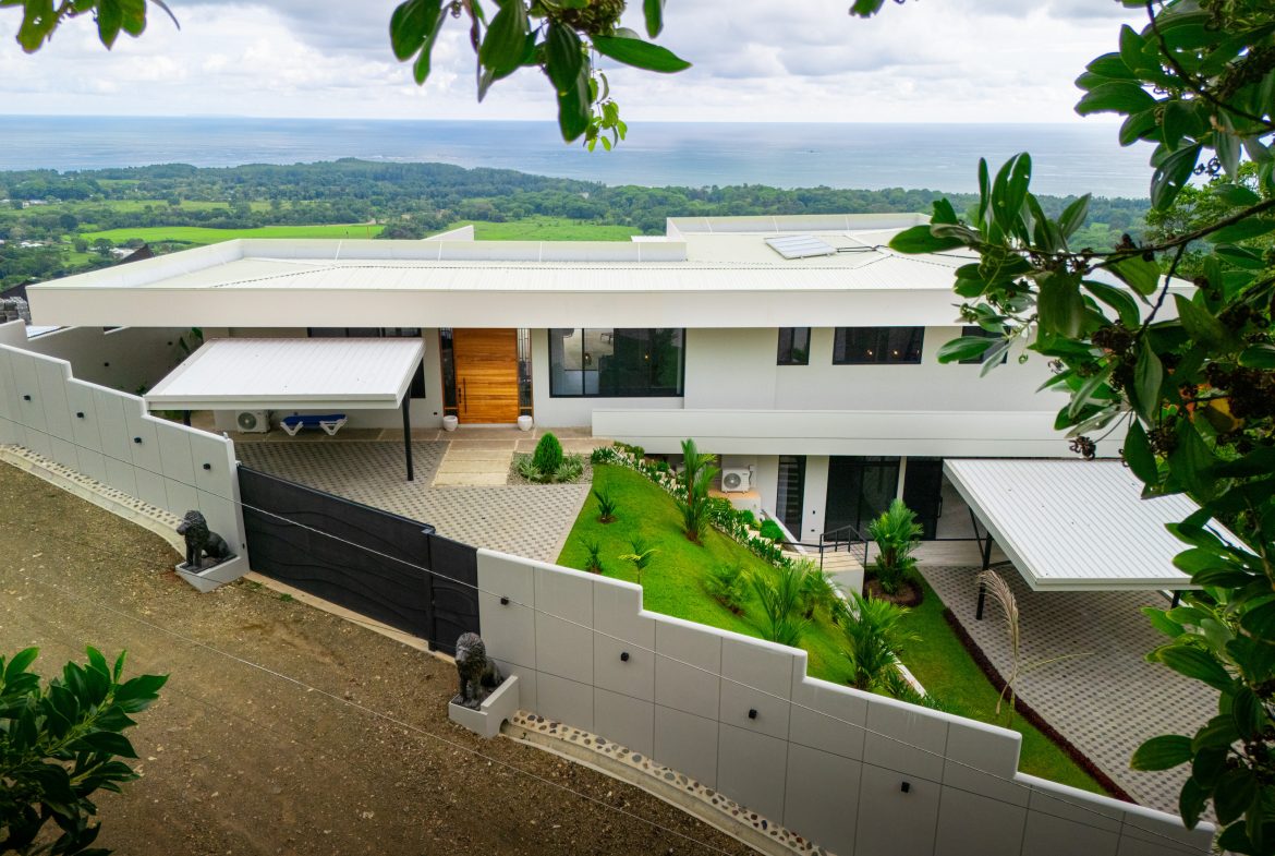 LUXURY PROPERTY WITH FOUR BEDROOMS AND OCEAN VIEWS, IN UVITA JARDINES DEL MORETE – 0.70 ACRES