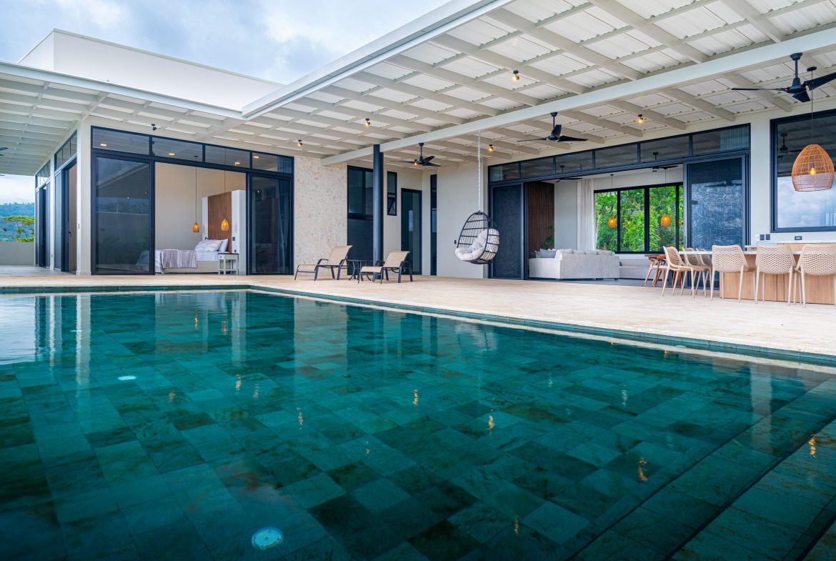 LUXURY PROPERTY WITH FOUR BEDROOMS AND OCEAN VIEWS, IN UVITA JARDINES DEL MORETE – 0.70 ACRES