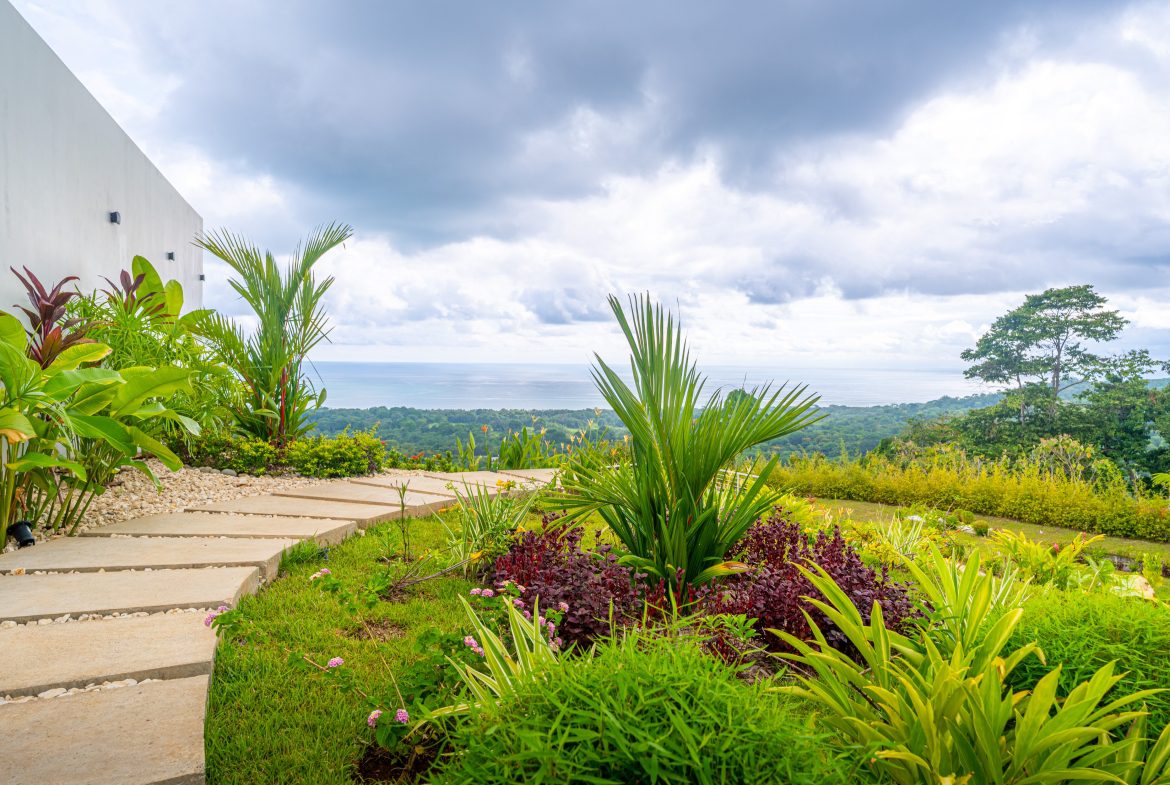 LUXURY PROPERTY WITH FOUR BEDROOMS AND OCEAN VIEWS, IN UVITA JARDINES DEL MORETE – 0.70 ACRES