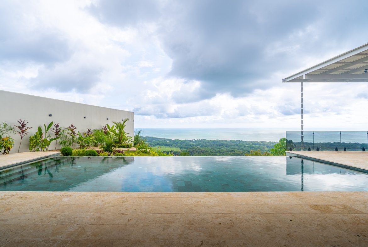 LUXURY PROPERTY WITH FOUR BEDROOMS AND OCEAN VIEWS, IN UVITA JARDINES DEL MORETE – 0.70 ACRES