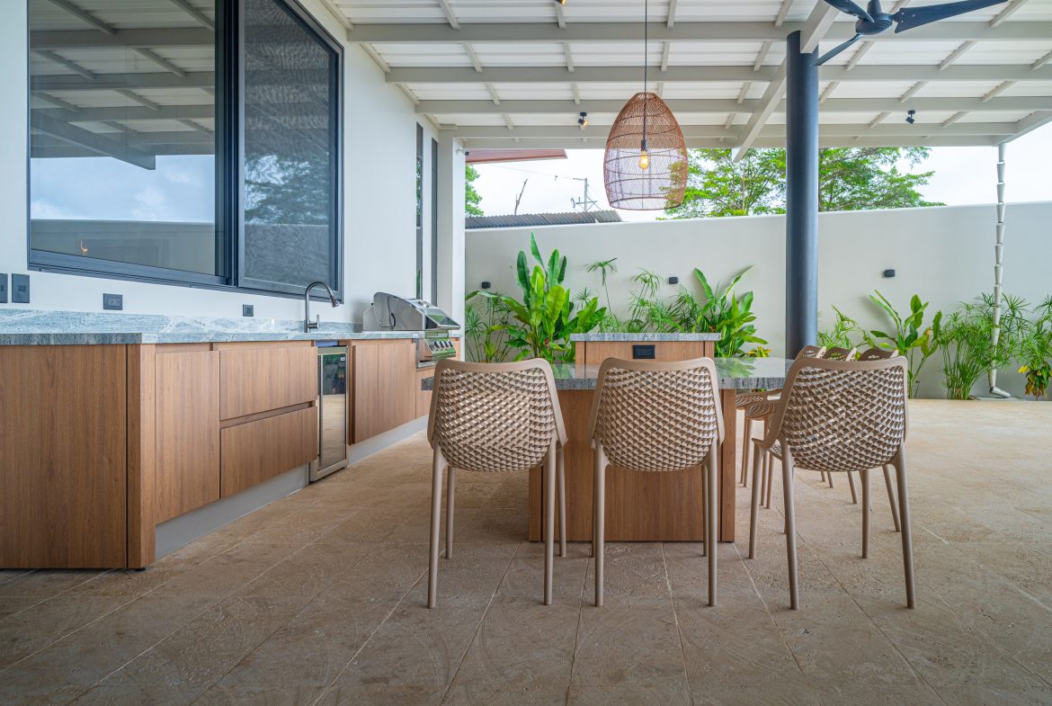 LUXURY PROPERTY WITH FOUR BEDROOMS AND OCEAN VIEWS, IN UVITA JARDINES DEL MORETE – 0.70 ACRES