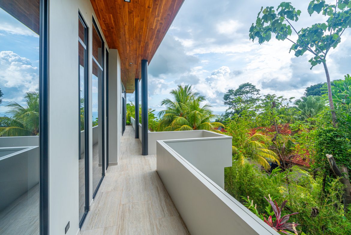 LUXURY PROPERTY WITH FOUR BEDROOMS AND OCEAN VIEWS, IN UVITA JARDINES DEL MORETE – 0.70 ACRES