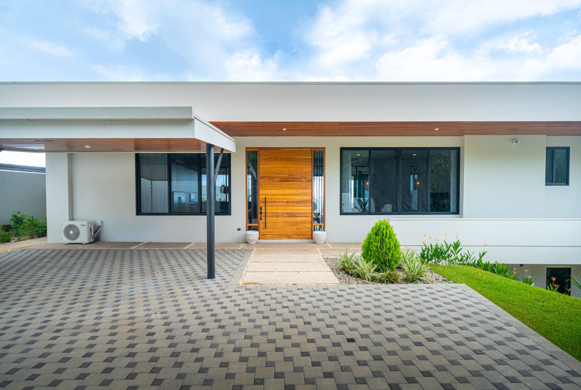 LUXURY PROPERTY WITH FOUR BEDROOMS AND OCEAN VIEWS, IN UVITA JARDINES DEL MORETE – 0.70 ACRES