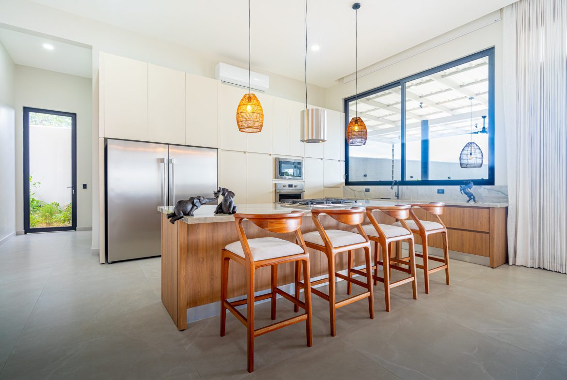 LUXURY PROPERTY WITH FOUR BEDROOMS AND OCEAN VIEWS, IN UVITA JARDINES DEL MORETE – 0.70 ACRES