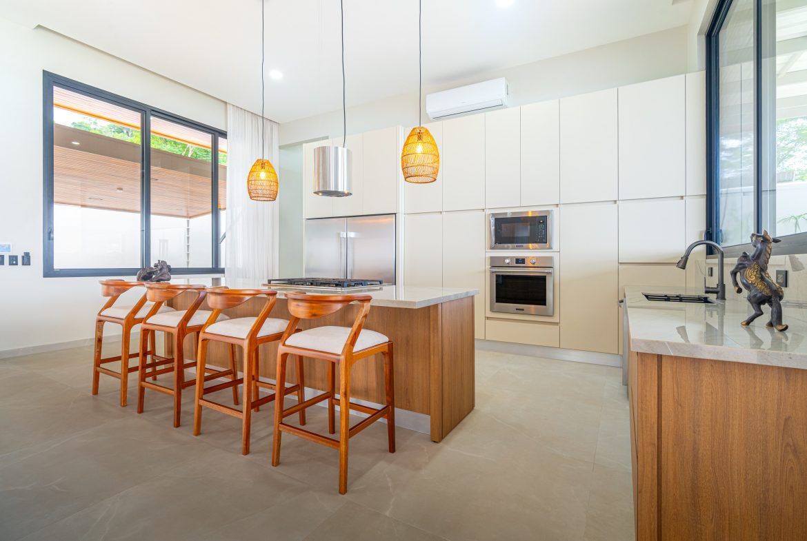 LUXURY PROPERTY WITH FOUR BEDROOMS AND OCEAN VIEWS, IN UVITA JARDINES DEL MORETE – 0.70 ACRES