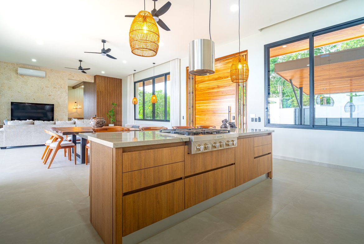 LUXURY PROPERTY WITH FOUR BEDROOMS AND OCEAN VIEWS, IN UVITA JARDINES DEL MORETE – 0.70 ACRES