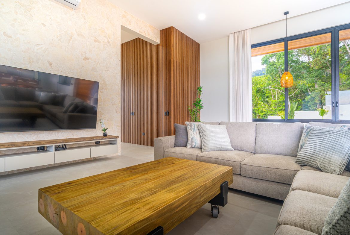 LUXURY PROPERTY WITH FOUR BEDROOMS AND OCEAN VIEWS, IN UVITA JARDINES DEL MORETE – 0.70 ACRES