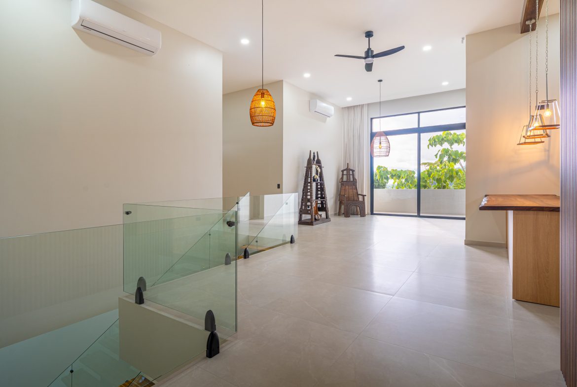 LUXURY PROPERTY WITH FOUR BEDROOMS AND OCEAN VIEWS, IN UVITA JARDINES DEL MORETE – 0.70 ACRES