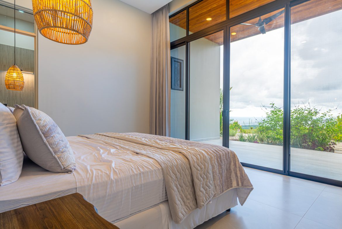 LUXURY PROPERTY WITH FOUR BEDROOMS AND OCEAN VIEWS, IN UVITA JARDINES DEL MORETE – 0.70 ACRES