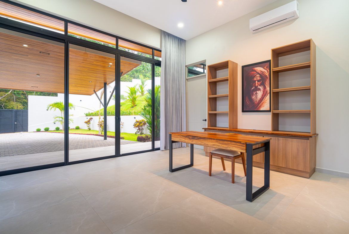 LUXURY PROPERTY WITH FOUR BEDROOMS AND OCEAN VIEWS, IN UVITA JARDINES DEL MORETE – 0.70 ACRES