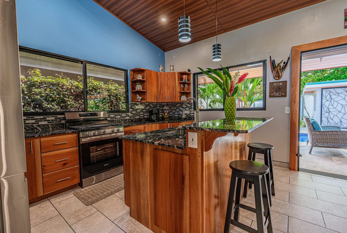 PROPERTY WITH TWO BEDROOMS WITH A PRIVATE CREEK, IN UVITA CENTER – 0.29 ACRES