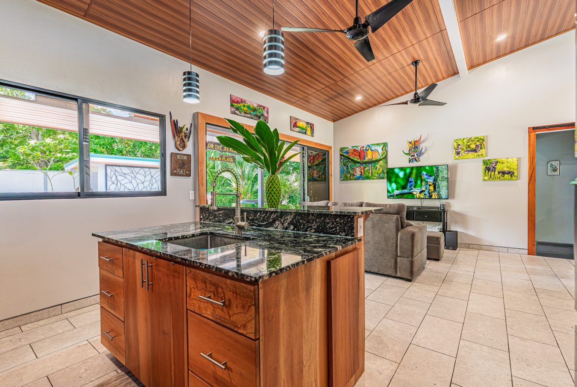 PROPERTY WITH TWO BEDROOMS WITH A PRIVATE CREEK, IN UVITA CENTER – 0.29 ACRES
