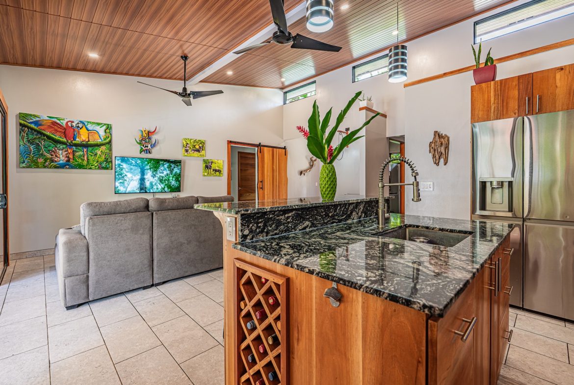 PROPERTY WITH TWO BEDROOMS WITH A PRIVATE CREEK, IN UVITA CENTER – 0.29 ACRES