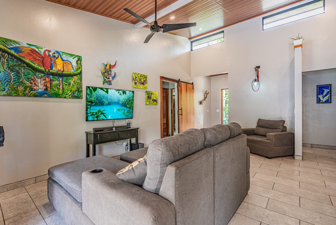 PROPERTY WITH TWO BEDROOMS WITH A PRIVATE CREEK, IN UVITA CENTER – 0.29 ACRES