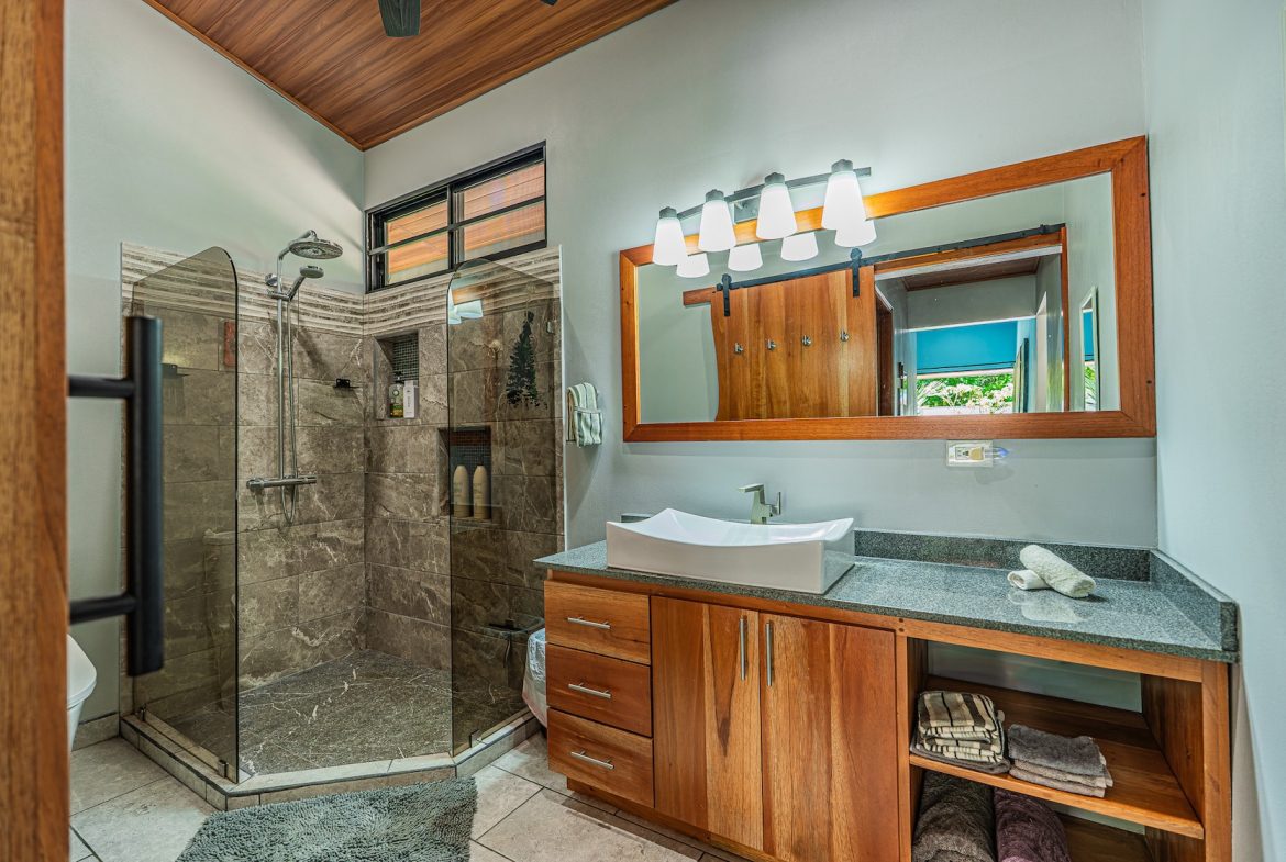 PROPERTY WITH TWO BEDROOMS WITH A PRIVATE CREEK, IN UVITA CENTER – 0.29 ACRES