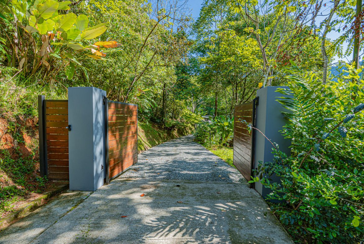 MOUNTAIN PROPERTY WITH TWO BEDROOMS AND SOLAR POWERED, IN TINAMASTES – 5.4 ACRES