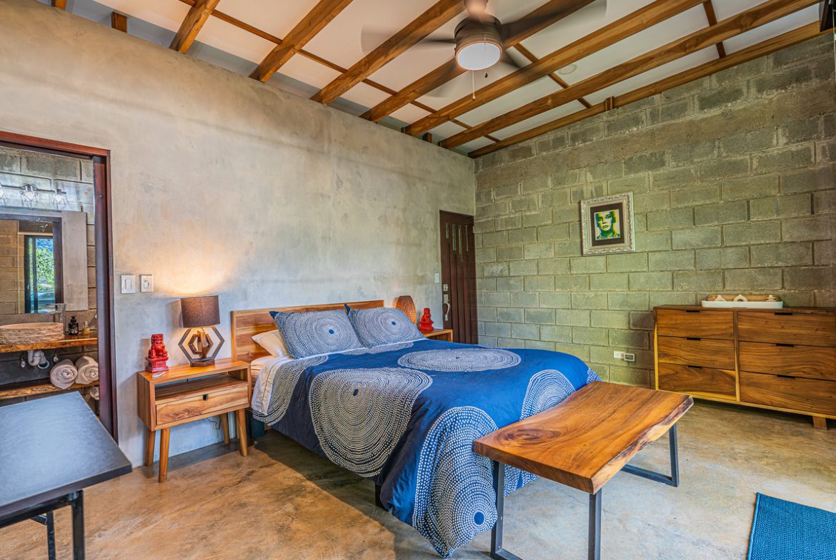 MOUNTAIN PROPERTY WITH TWO BEDROOMS AND SOLAR POWERED, IN TINAMASTES – 5.4 ACRES