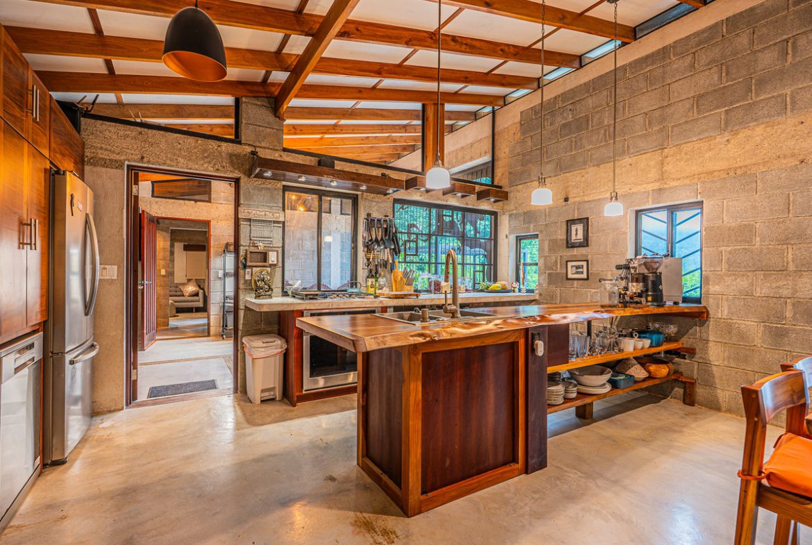 MOUNTAIN PROPERTY WITH TWO BEDROOMS AND SOLAR POWERED, IN TINAMASTES – 5.4 ACRES