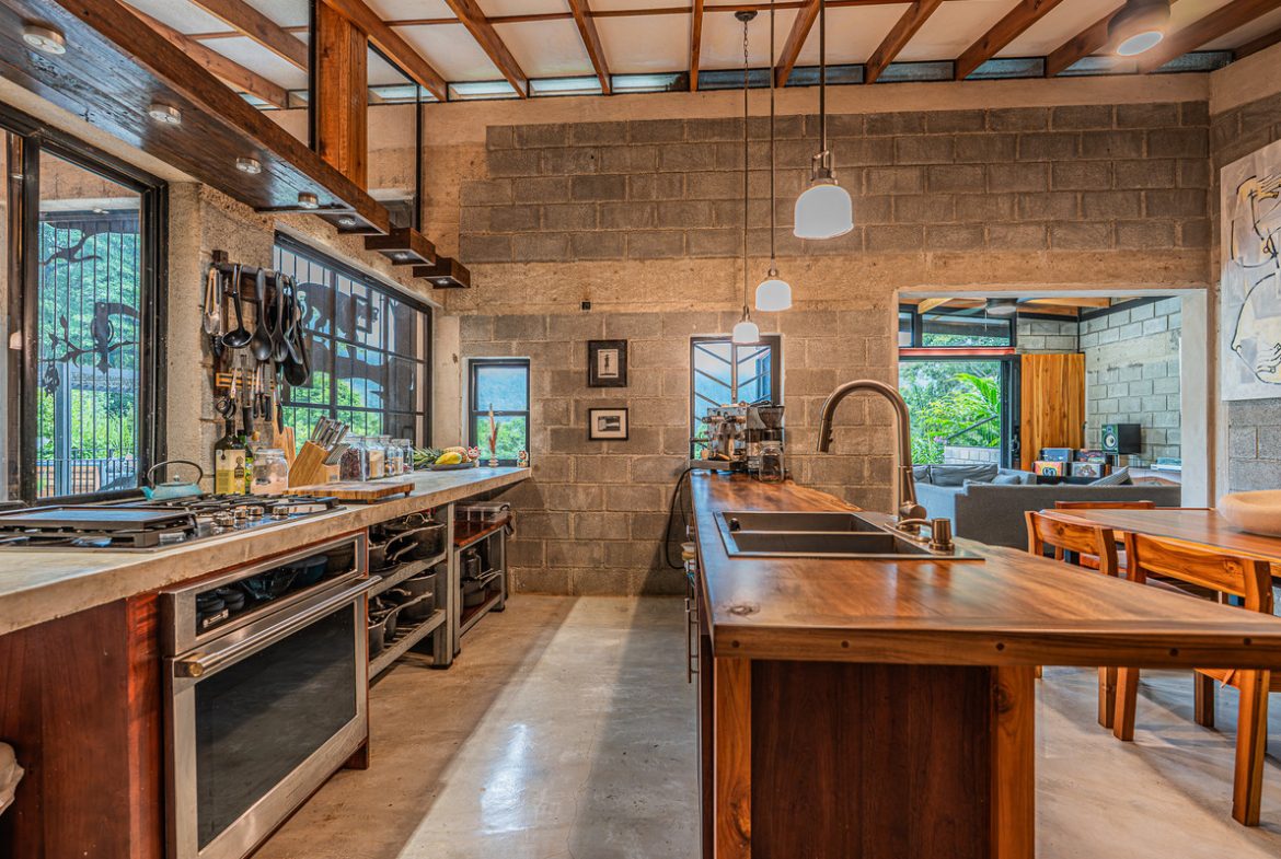 MOUNTAIN PROPERTY WITH TWO BEDROOMS AND SOLAR POWERED, IN TINAMASTES – 5.4 ACRES