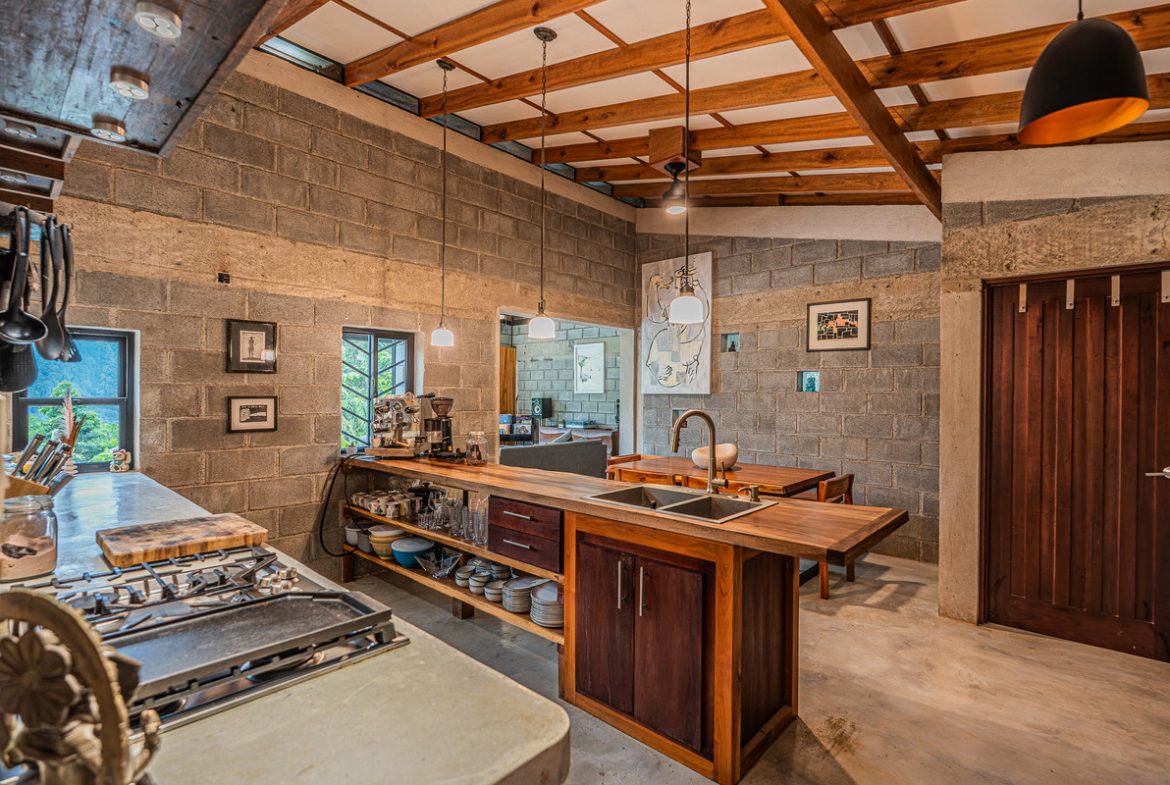 MOUNTAIN PROPERTY WITH TWO BEDROOMS AND SOLAR POWERED, IN TINAMASTES – 5.4 ACRES