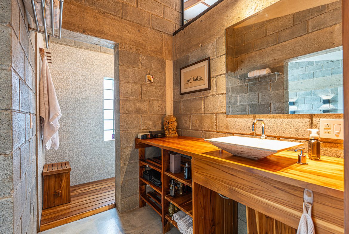 MOUNTAIN PROPERTY WITH TWO BEDROOMS AND SOLAR POWERED, IN TINAMASTES – 5.4 ACRES