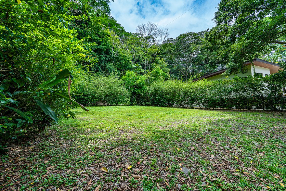 OASIS PROPERTY WITH THREE BEDROOMS NEAR TO THE RIVER, IN BARU – 0.69 ACRES