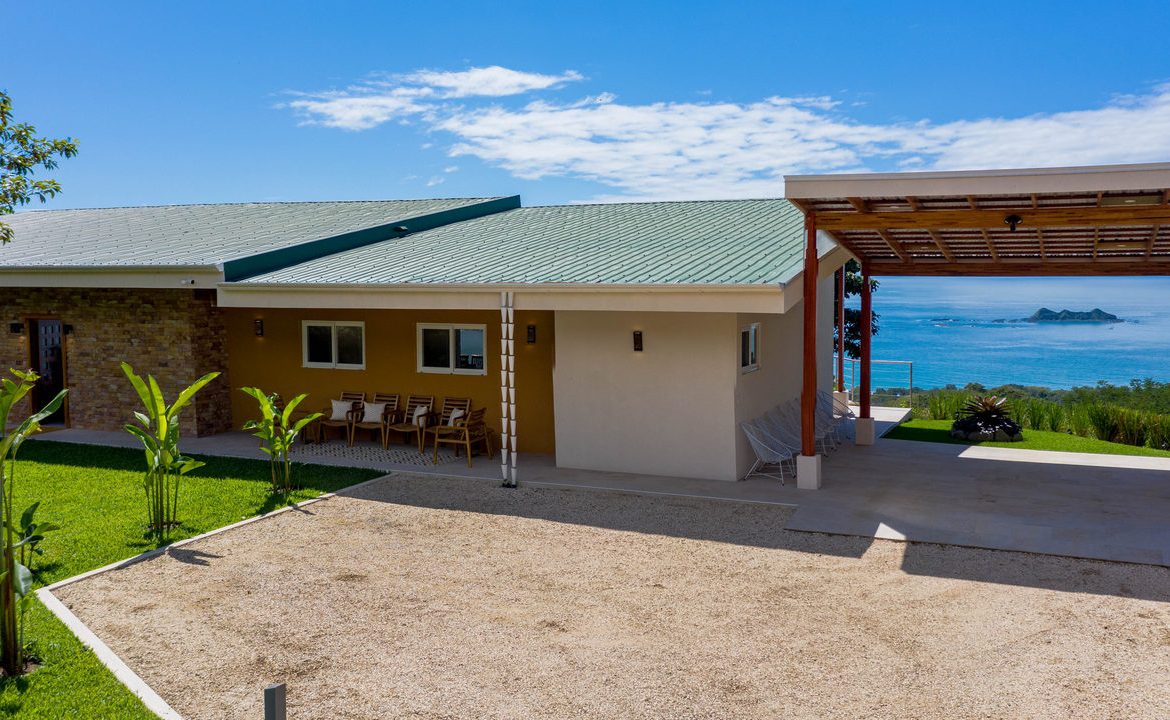 MOUNTAIN PROPERTY WITH FOUR BEDROOMS AND PANORAMIC OCEAN VIEWS, IN BALLENA – 2 ACRES