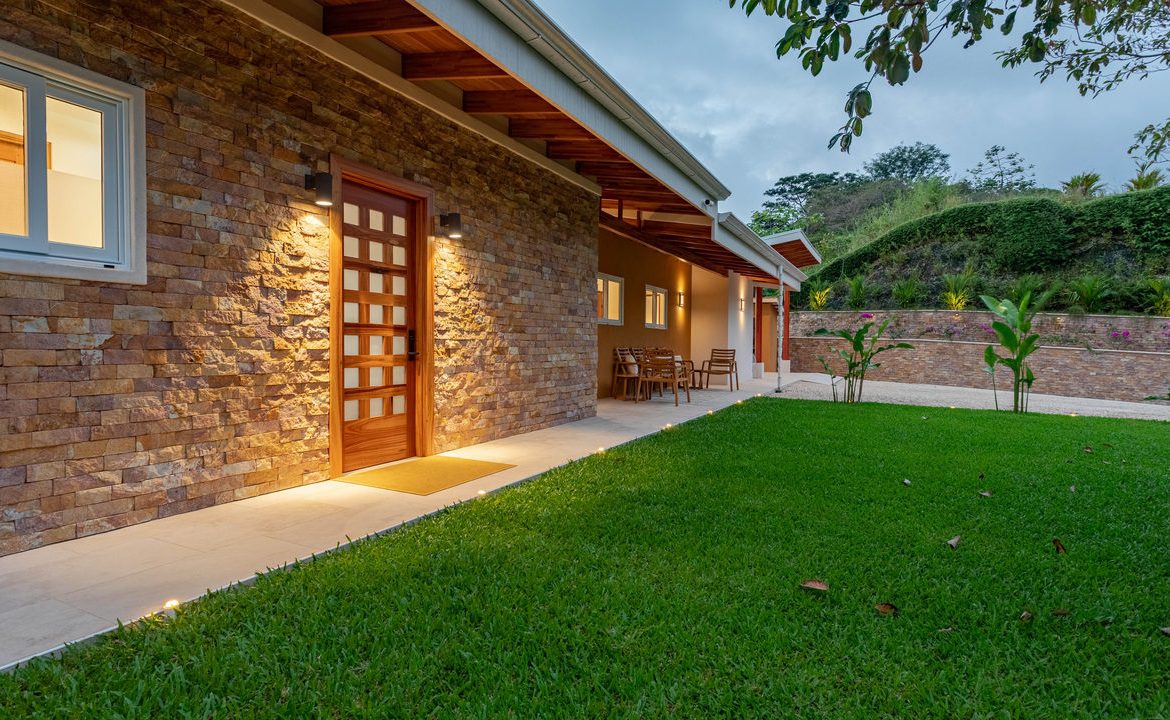 MOUNTAIN PROPERTY WITH FOUR BEDROOMS AND PANORAMIC OCEAN VIEWS, IN BALLENA – 2 ACRES