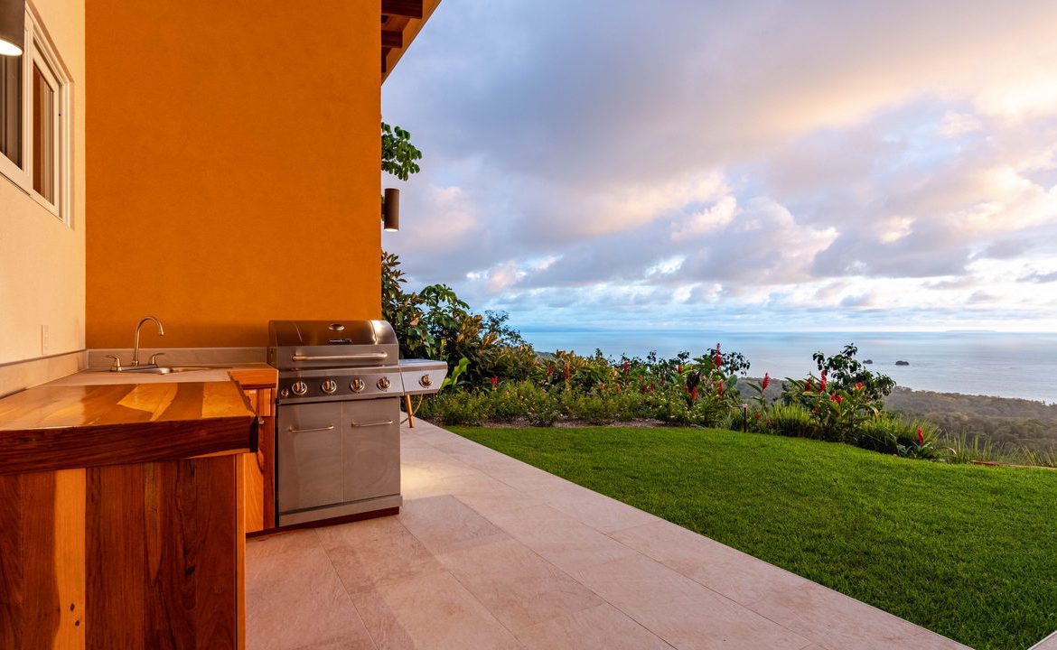 MOUNTAIN PROPERTY WITH FOUR BEDROOMS AND PANORAMIC OCEAN VIEWS, IN BALLENA – 2 ACRES