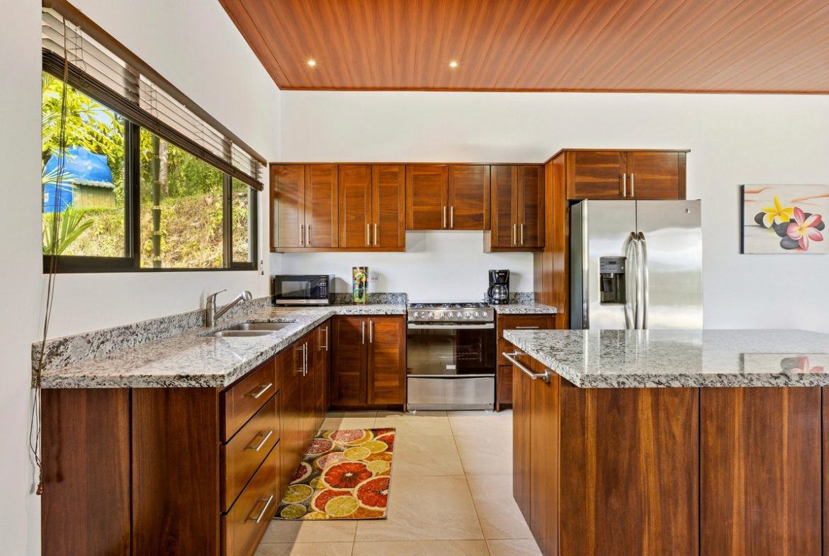 LUXURY PROPERTY WITH FIVE BEDROOMS AND GUEST HOUSE, IN PLATANILLO – 1.62 ACRES