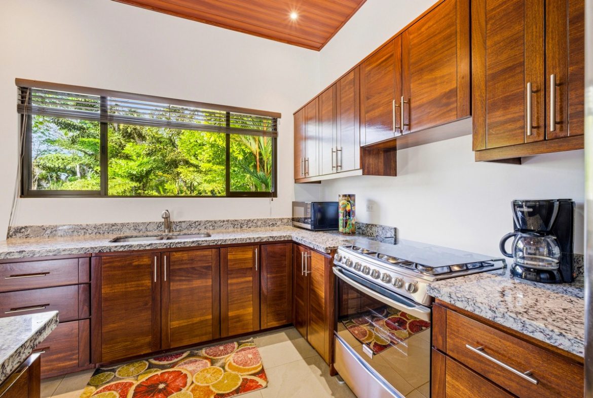 LUXURY PROPERTY WITH FIVE BEDROOMS AND GUEST HOUSE, IN PLATANILLO – 1.62 ACRES