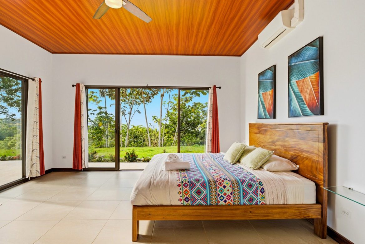 LUXURY PROPERTY WITH FIVE BEDROOMS AND GUEST HOUSE, IN PLATANILLO – 1.62 ACRES