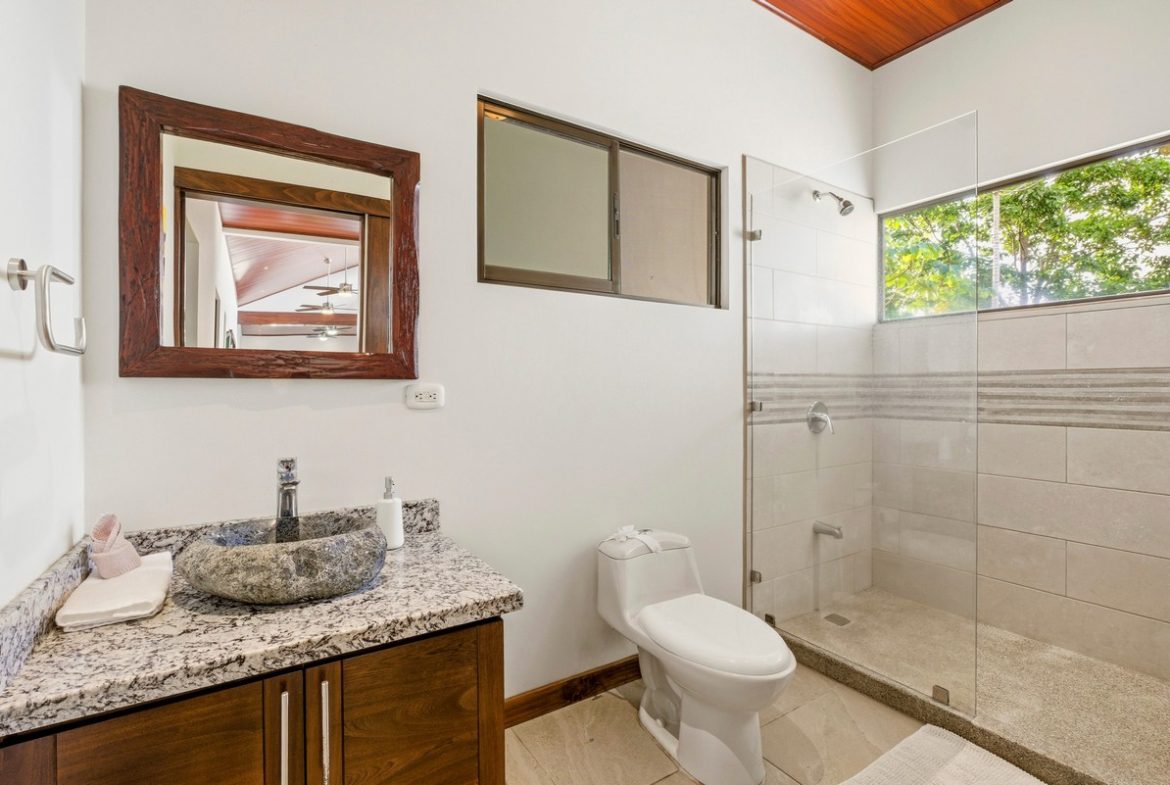 LUXURY PROPERTY WITH FIVE BEDROOMS AND GUEST HOUSE, IN PLATANILLO – 1.62 ACRES
