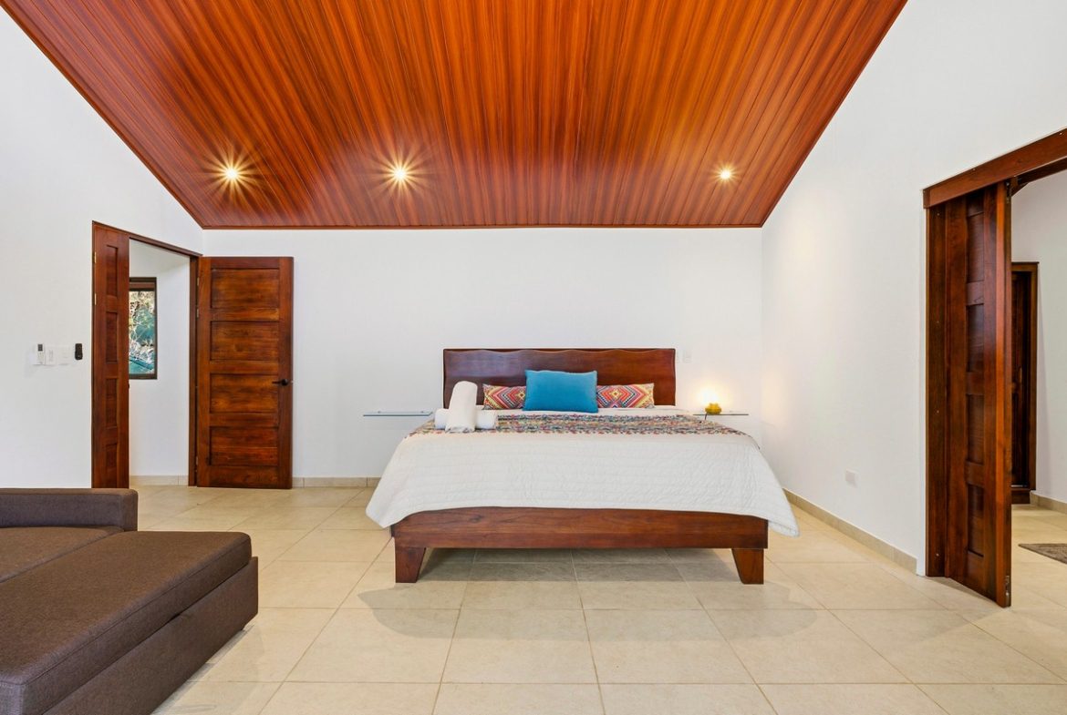 LUXURY PROPERTY WITH FIVE BEDROOMS AND GUEST HOUSE, IN PLATANILLO – 1.62 ACRES
