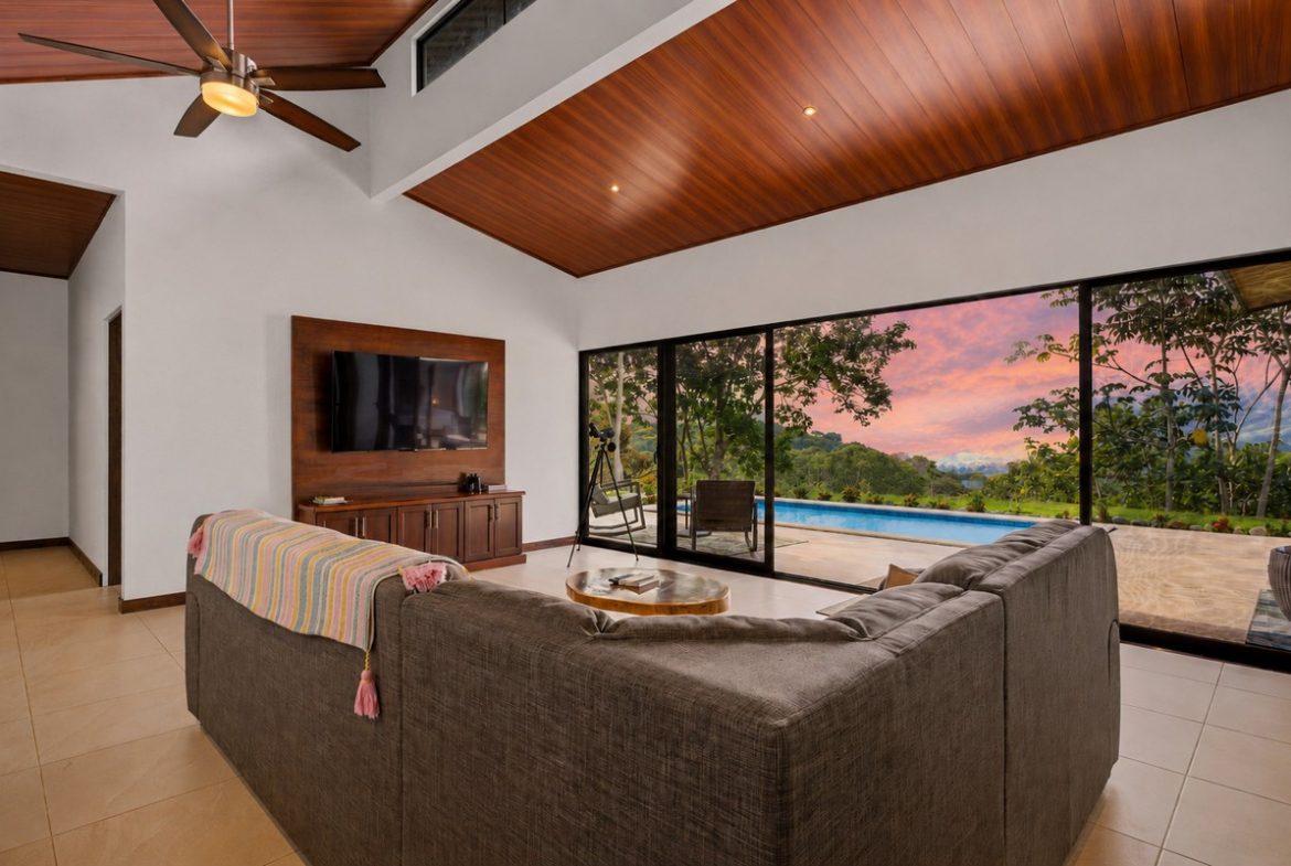 LUXURY PROPERTY WITH FIVE BEDROOMS AND GUEST HOUSE, IN PLATANILLO – 1.62 ACRES