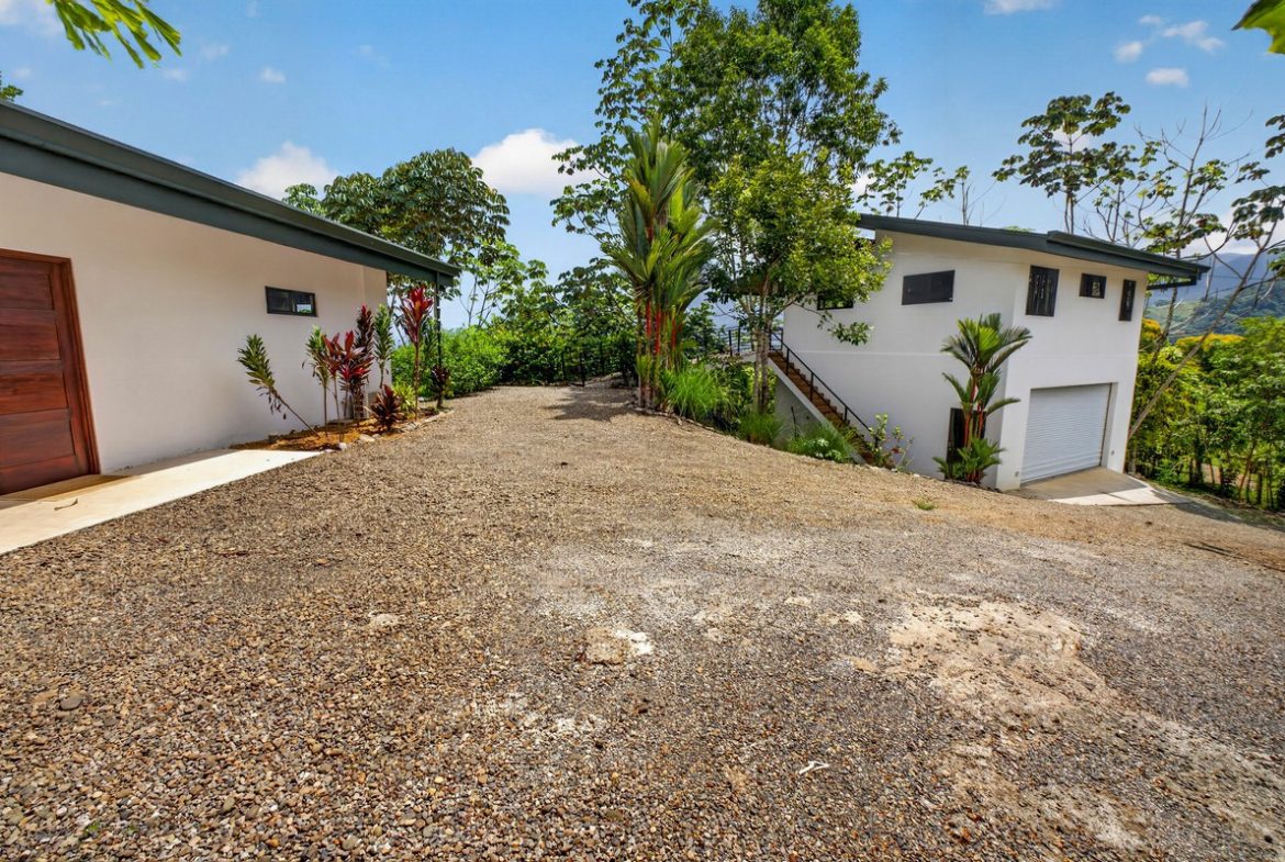 LUXURY PROPERTY WITH FIVE BEDROOMS AND GUEST HOUSE, IN PLATANILLO – 1.62 ACRES