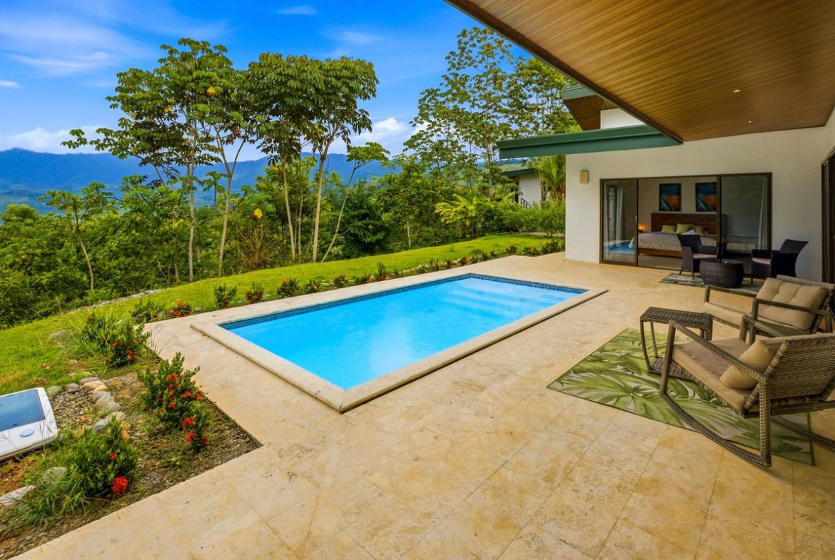 LUXURY PROPERTY WITH FIVE BEDROOMS AND GUEST HOUSE, IN PLATANILLO – 1.62 ACRES