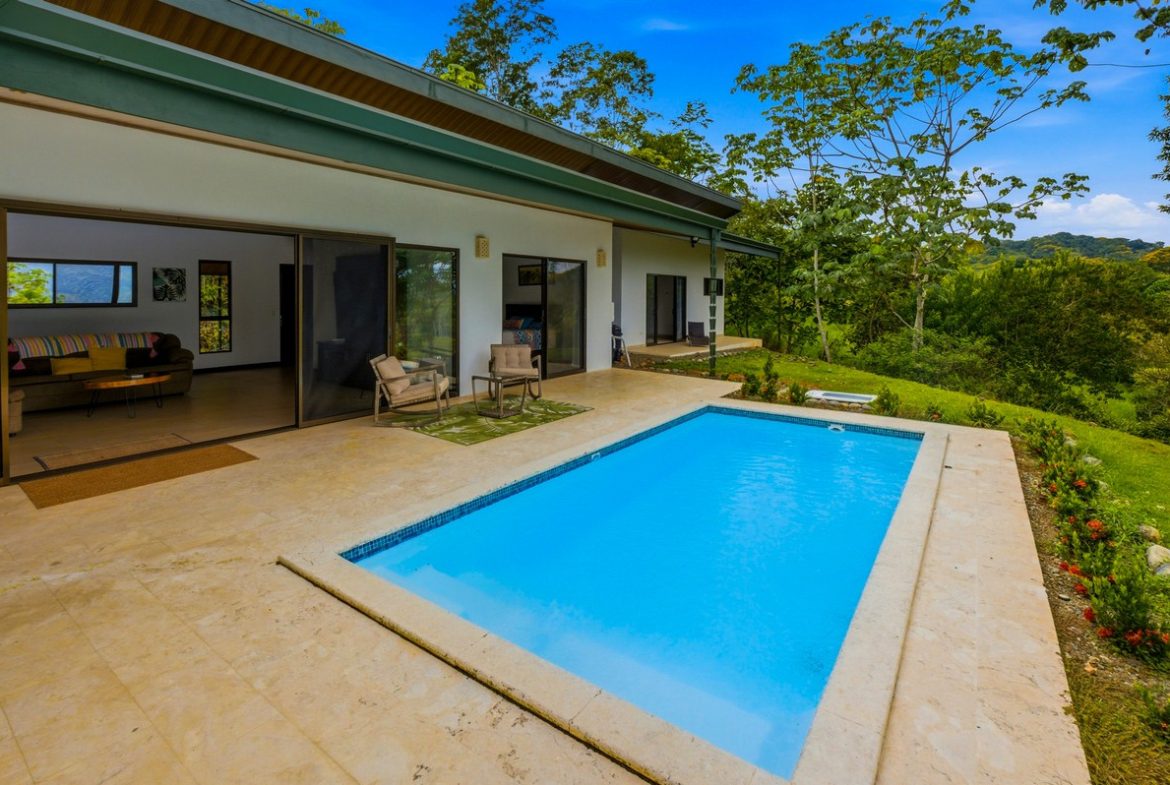 LUXURY PROPERTY WITH FIVE BEDROOMS AND GUEST HOUSE, IN PLATANILLO – 1.62 ACRES