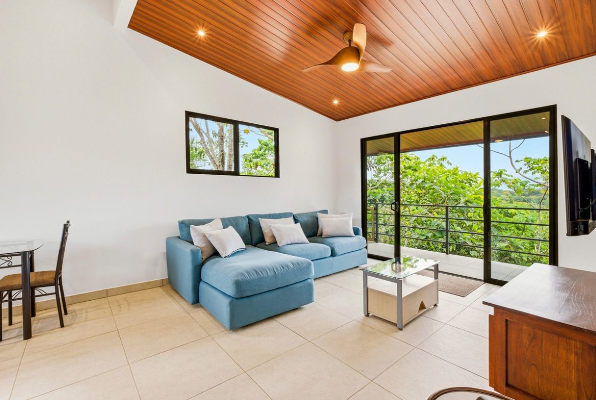 LUXURY PROPERTY WITH FIVE BEDROOMS AND GUEST HOUSE, IN PLATANILLO – 1.62 ACRES