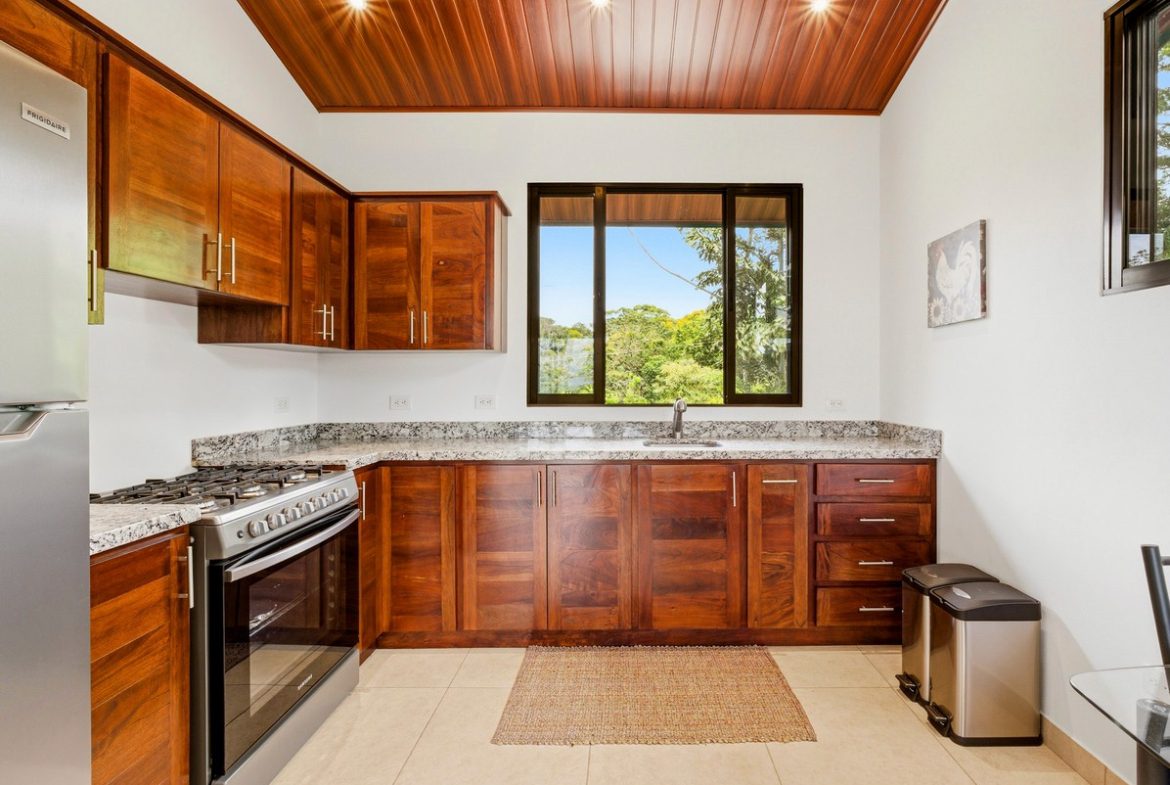 LUXURY PROPERTY WITH FIVE BEDROOMS AND GUEST HOUSE, IN PLATANILLO – 1.62 ACRES