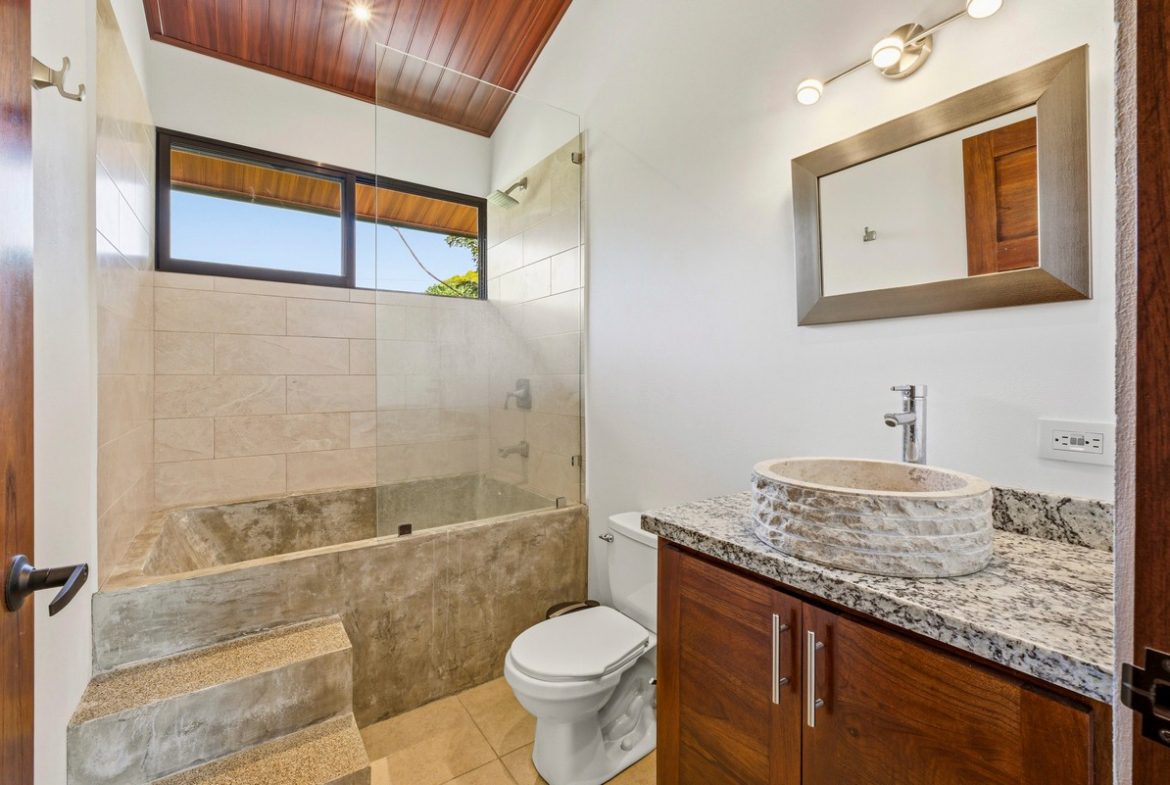 LUXURY PROPERTY WITH FIVE BEDROOMS AND GUEST HOUSE, IN PLATANILLO – 1.62 ACRES
